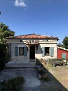 a small white house with a red roof at La P'tite Maiz in Bourg-de-Visa