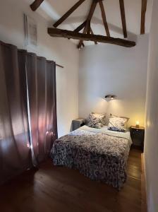 a bedroom with a bed in a room at La P'tite Maiz in Bourg-de-Visa