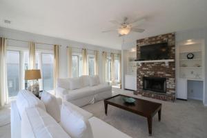 TV a/nebo společenská místnost v ubytování Madelyn's Oceanview