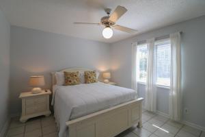 Ένα ή περισσότερα κρεβάτια σε δωμάτιο στο Madelyn's Oceanview