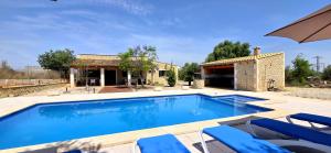 Bazén v ubytování NEW Finca rustica con piscina nebo v jeho okolí