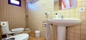 Koupelna v ubytování NEW Finca rustica con piscina + 13 fotografií