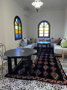 Posezení v ubytování Riad Aïcha Addi-Pool & Hammam