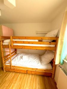 ein Schlafzimmer mit zwei Etagenbetten in einem Zimmer in der Unterkunft Apartment auf zwei Etagen - Casita in Burgstaedt