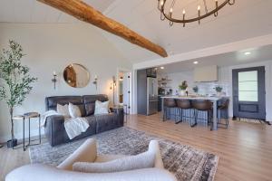 Posezení v ubytování Long Beach Cottage