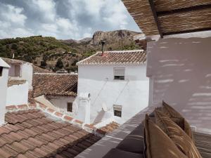 Aussicht vom Dach eines weißen Gebäudes in der Unterkunft Casa Al Zaytun Pueblo in Canillas de Aceituno