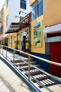 a fence in front of a building at Hospedaje Mayo Huacachina in Ica