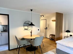 ヘルシング・アム・アンマーゼーにあるPittino Gartensuite 02 in zweiter Seereihe Ammerseeのテーブルと椅子とベッドのある部屋