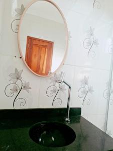 een badkamer met een wastafel en een spiegel bij Casa Parque Verde Cop30 in Belém +4 foto's