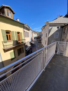 a view from a balcony of a street with buildings at Appartement lumineux Embrun in Embrun
