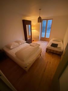 a bedroom with two beds and a window at Appartement lumineux Embrun in Embrun