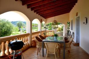 un patio extérieur avec une table et des chaises dans l'établissement Encantadora finca con piscina en la naturaleza, à Caimari