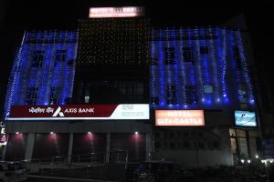 un edificio con luces azules por la noche en siti castle jalandhar, en Jalandhar