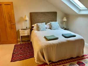 Ένα ή περισσότερα κρεβάτια σε δωμάτιο στο Lovely Barn Ann-exe 2 Floors Near Winchester