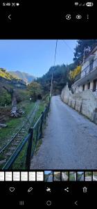 una carretera vacía con una valla al costado en Κalavrita eco View, en Kalavrita