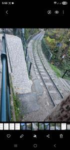 Vista de una vía férrea desde un tren en Κalavrita eco View, en Kalavrita