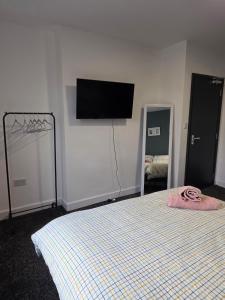 Postel nebo postele na pokoji v ubytování Cozy Urban Studio Steps from Wolverhampton Centre Appt 10