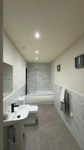 Ένα μπάνιο στο The Central Centenary, Leeds City Centre Apartments +24 φωτογραφίες