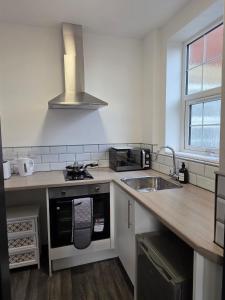 Kuchyň nebo kuchyňský kout v ubytování Cozy Urban Studio Steps from Wolverhampton Centre Appt 10