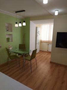 una sala da pranzo con tavolo e sedie in vetro di Солнечная Набережная 6 a Dnipro