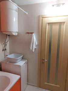 bagno con servizi igienici, lavandino e porta di Солнечная Набережная 6 a Dnipro