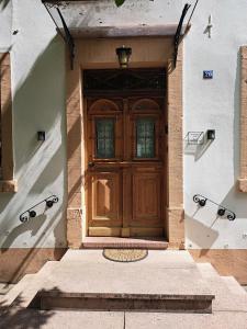 une porte en bois sur le côté d'un bâtiment dans l'établissement Ferienwohnung Mit Garten Und Parkplatz, à Neumagen-Dhron