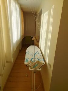 una stanza d'ospedale con un letto sul pavimento di Солнечная Набережная 6 a Dnipro 1 altra foto