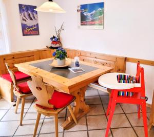 mesa de madera con sillas, mesa y mesa en Curtins18, en Pontresina