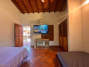 TV a/nebo společenská místnost v ubytování Paradise San Jeronimo Parcelacion 6BR AC Pool