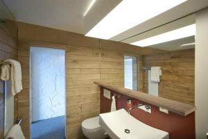 ヴェッギスにあるHoegerli Alpenblickの白い洗面台とトイレのあるバスルーム