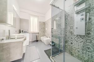 a bathroom with a glass shower and a toilet at Casa Francesco - close to the airport & private parking in Azzano San Paolo