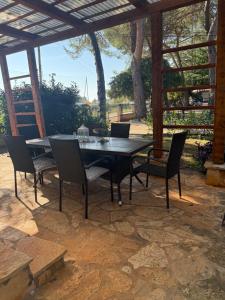 einen Tisch und Stühle unter einer Pergola in der Unterkunft Adriatic Houses Borse in Bašanija