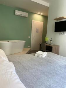 Postel nebo postele na pokoji v ubytování Via Sapri Luxury Rooms and Apartments