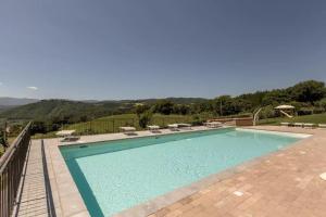 プラトヴェッキオにあるGeraneiの山の景色を望むプール