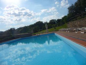 プラトヴェッキオにあるGeraneiの青い大型スイミングプール(椅子、木付)