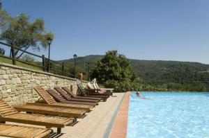 プラトヴェッキオにあるGeraneiのプール(椅子付) +25枚の写真