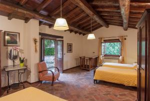 プラトヴェッキオにあるGeraneiのベッド2台とテーブルと椅子のある寝室