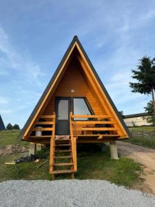 una pequeña casa con techo de paja en A-Frame Haven, 