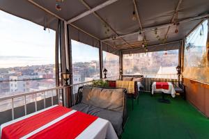 Habitación con cama y vistas a la ciudad. en Boutique Sultan Hotel, en Estambul