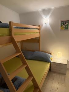 ein Schlafzimmer mit Etagenbetten und einem Schreibtisch mit Lampe in der Unterkunft Adriatic Houses Borse in Bašanija