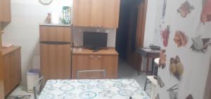 a small room with a table and a desk at la casa di ALEX in Rionero in Vulture