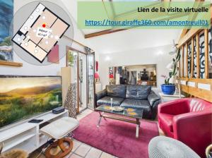 een woonkamer met een bank en een tv bij Maison Événementielle à Paris avec jardin terrasse et métro in Montreuil