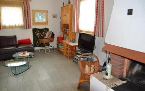 Una sala de estar con un sofá y una chimenea. en Familie Frei, en Bever