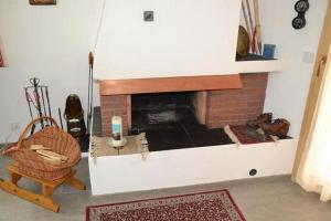sala de estar con chimenea de ladrillo y silla en Familie Frei, en Bever