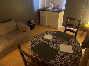 een woonkamer met een tafel en een bank bij La maison de Bonnevel in Civray-de-Touraine