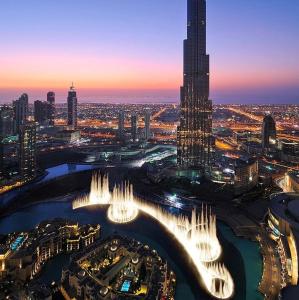 eine Luftaufnahme einer Stadt bei Nacht in der Unterkunft Luxury Stay - Walk to Dubai Mall & Burj Khalifa 21 in Dubai + 12 Fotos