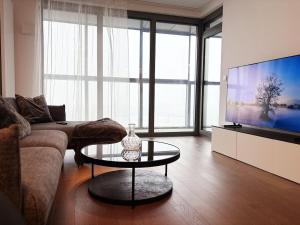 ein Wohnzimmer mit Couch und Flachbildfernseher in der Unterkunft Skyluxe Loft Eurovea Tower Free Parking in Ovsište + 9 Fotos