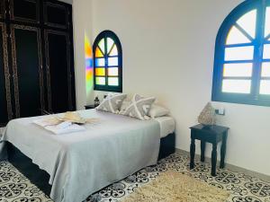 Ένα ή περισσότερα κρεβάτια σε δωμάτιο στο Riad Aïcha Addi-Pool & Hammam