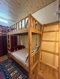 Un dormitorio con dos literas en una habitación. en Jaberkhet Trekkers Lodge, en Mussoorie