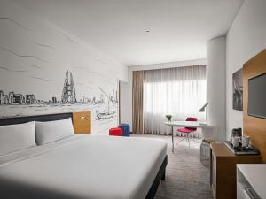 Postel nebo postele na pokoji v ubytování ibis Styles Manama Diplomatic Area + 105 fotografií